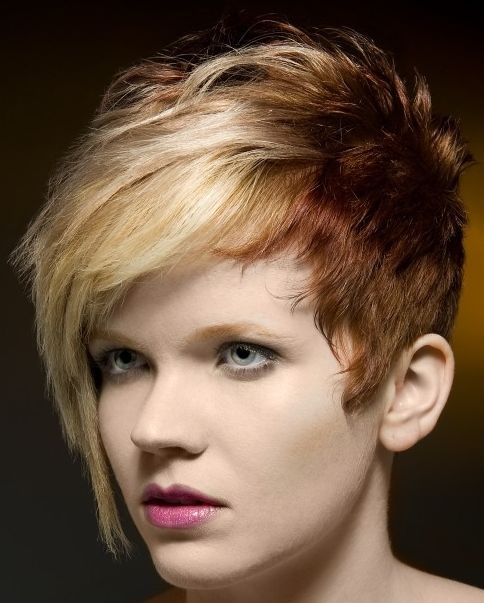 młodzieżowa dwukolorowa fryzura asymetryczna krótka, dwa kolory na włosach, blond grzywka i brązowe boki zdjęcie-23